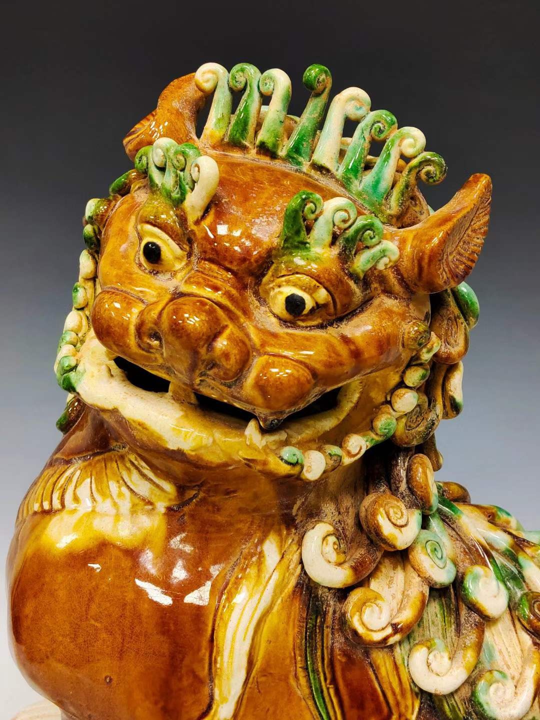 美品.精工细作满工唐三彩扭头狮子摆件，全品相，成色如图