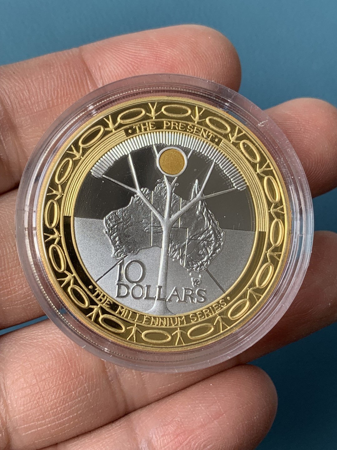 《竞宝斋》第154场-周日，周一，周四 3场 (全场包邮) 澳大利亚2000年 千禧年纪念 10元 精制大银币 边缘渡24K金子 币是纯银 36.01克