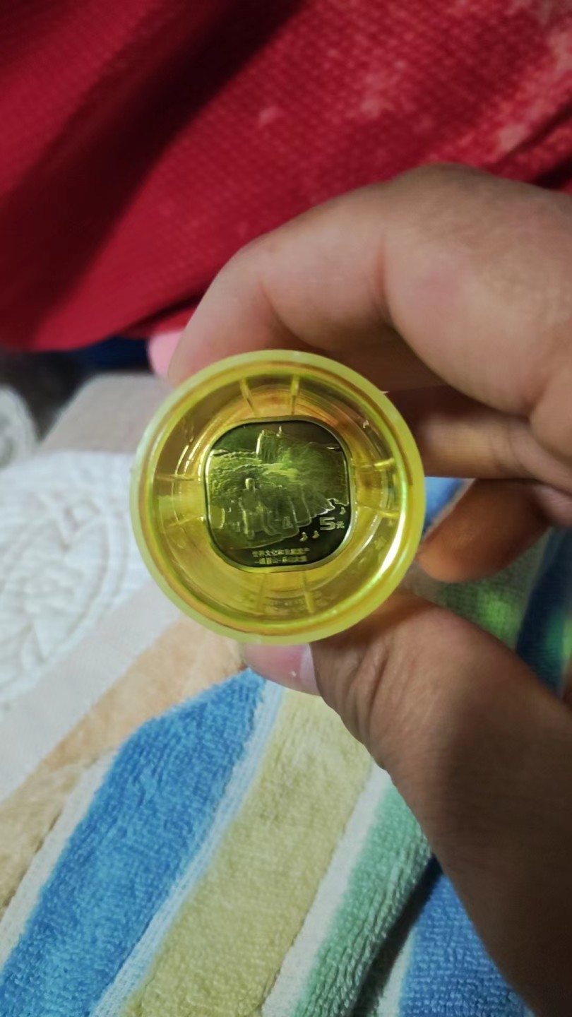 黄山峨眉山纪念币各一桶，共40枚未拆封，还有少许散币，标价是40枚两桶的价格