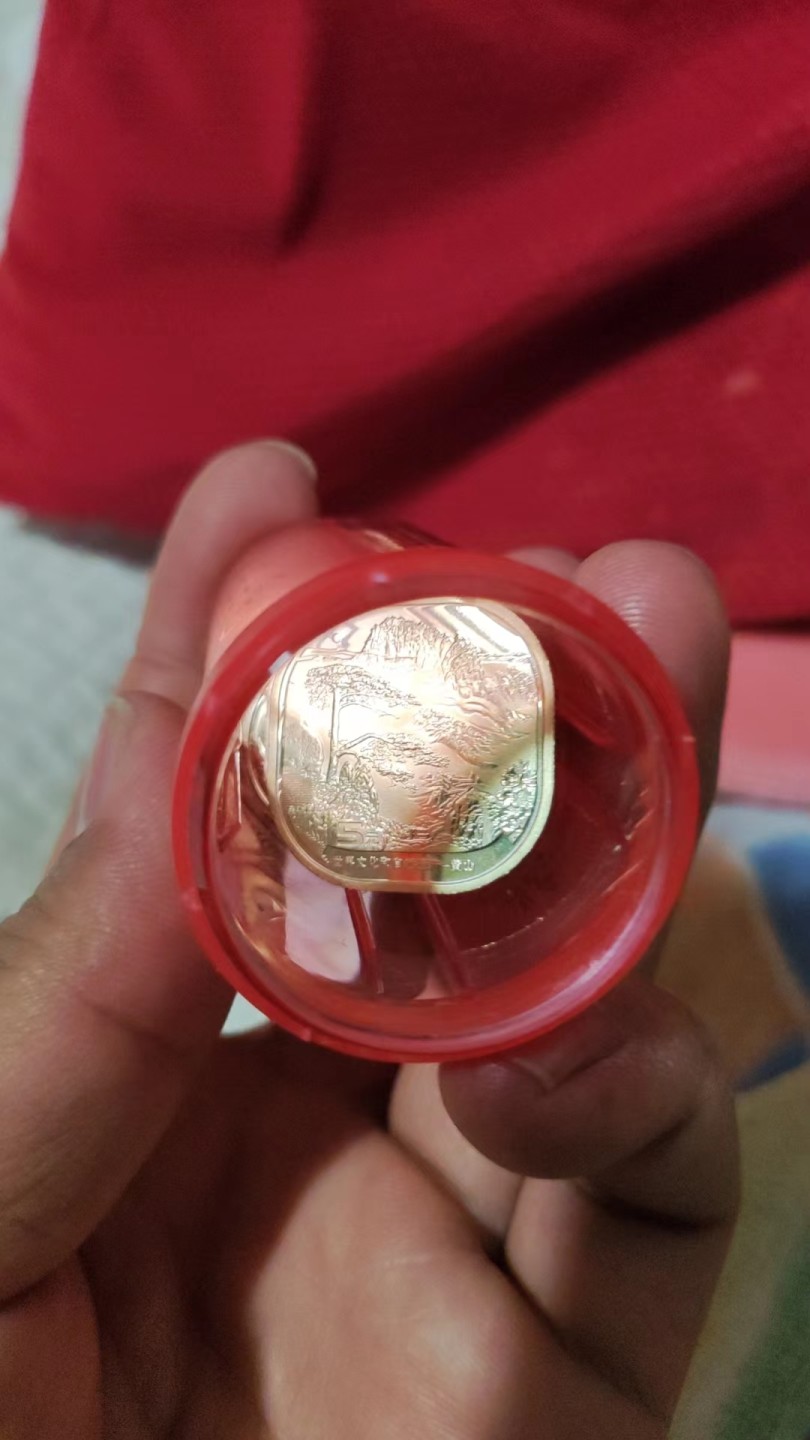 黄山峨眉山纪念币各一桶，共40枚未拆封，还有少许散币，标价是40枚两桶的价格