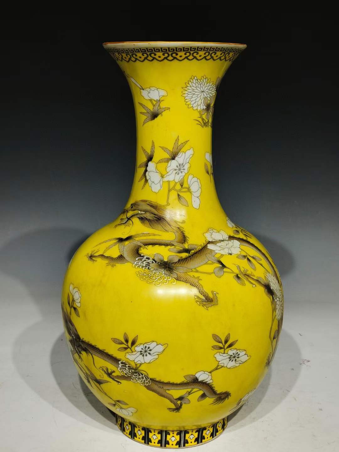 美品.款式“永庆长春”大雅斋慈禧太后专用瓷粉彩龙纹掸瓶 美品.款式“永庆长春”大雅斋慈禧太后专用瓷粉彩龙纹掸瓶