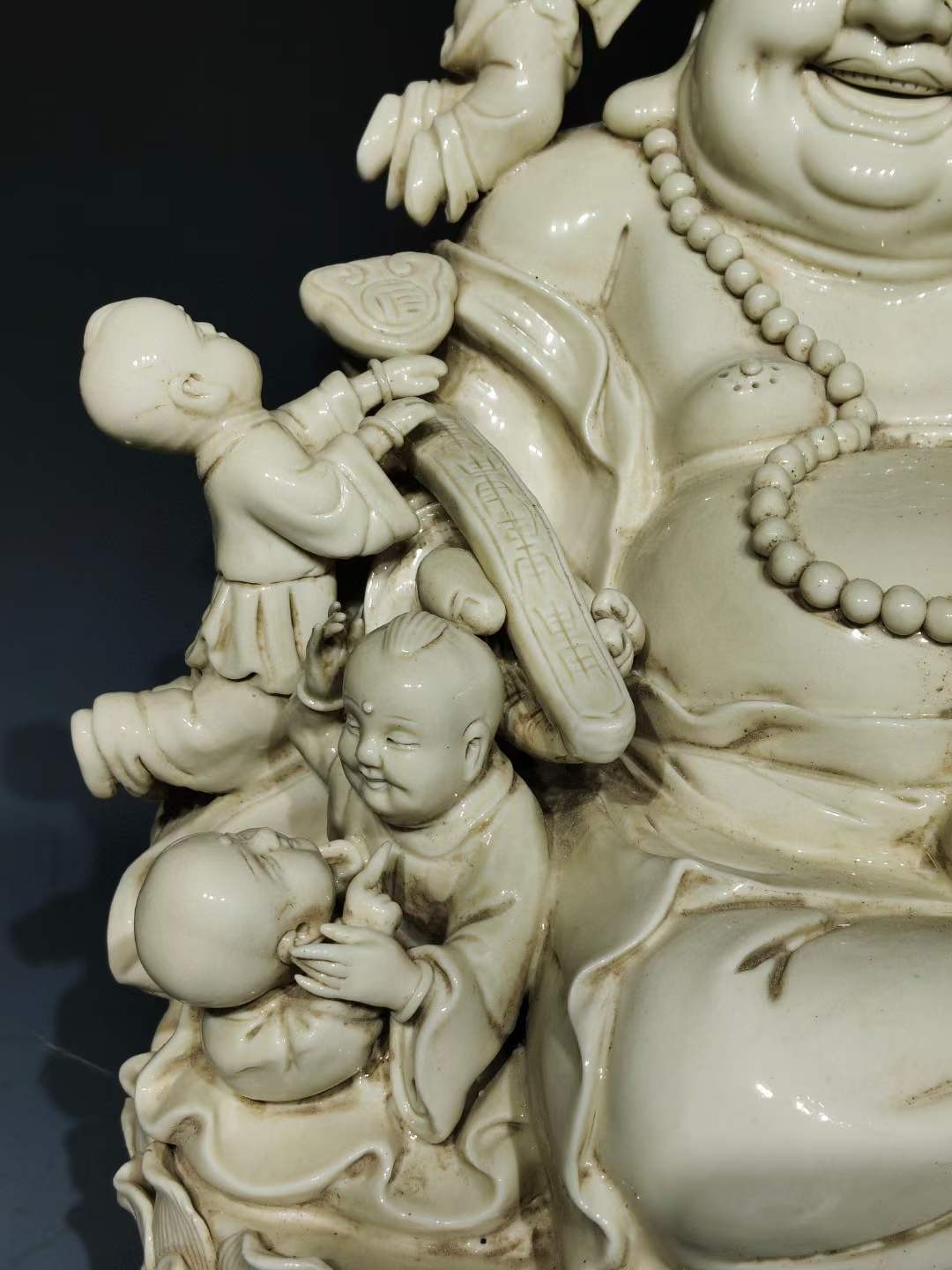 彌勒佛 陶瓷 德化窯 時代物 中國古玩 古美術 何朝宗印在銘 彌勒佛 陶瓷 德化窯 時代物 中國古玩 古美術 何朝宗印在銘