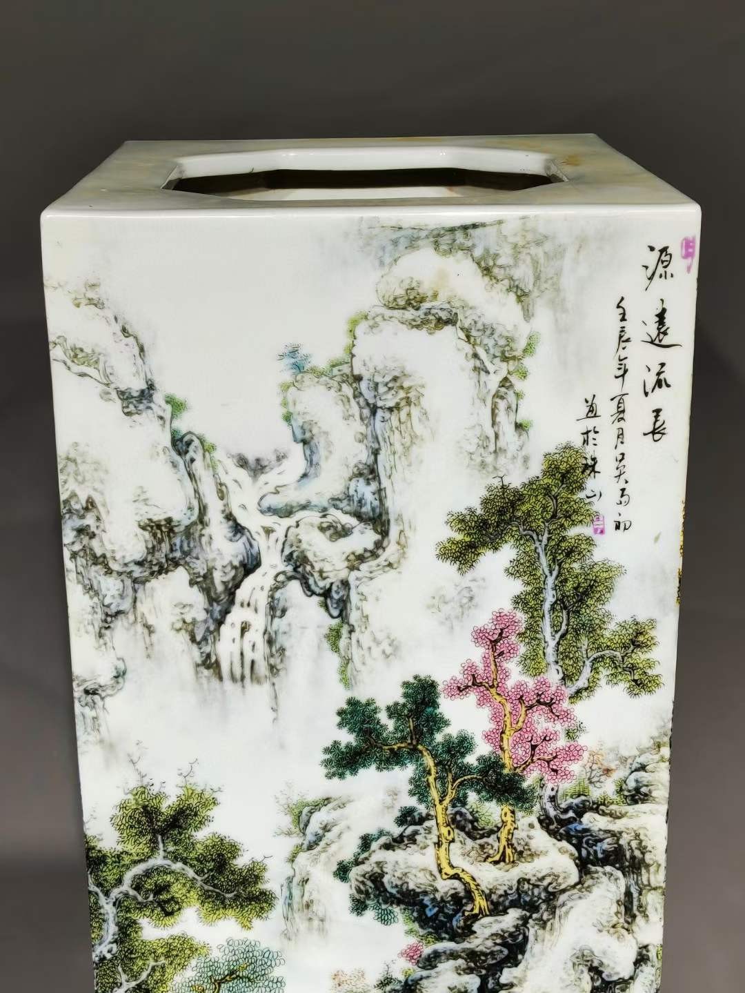 旧藏：精绘满工粉彩山水纹方形箭筒 ，器形规整，老化明显，品相完整，成色如图。