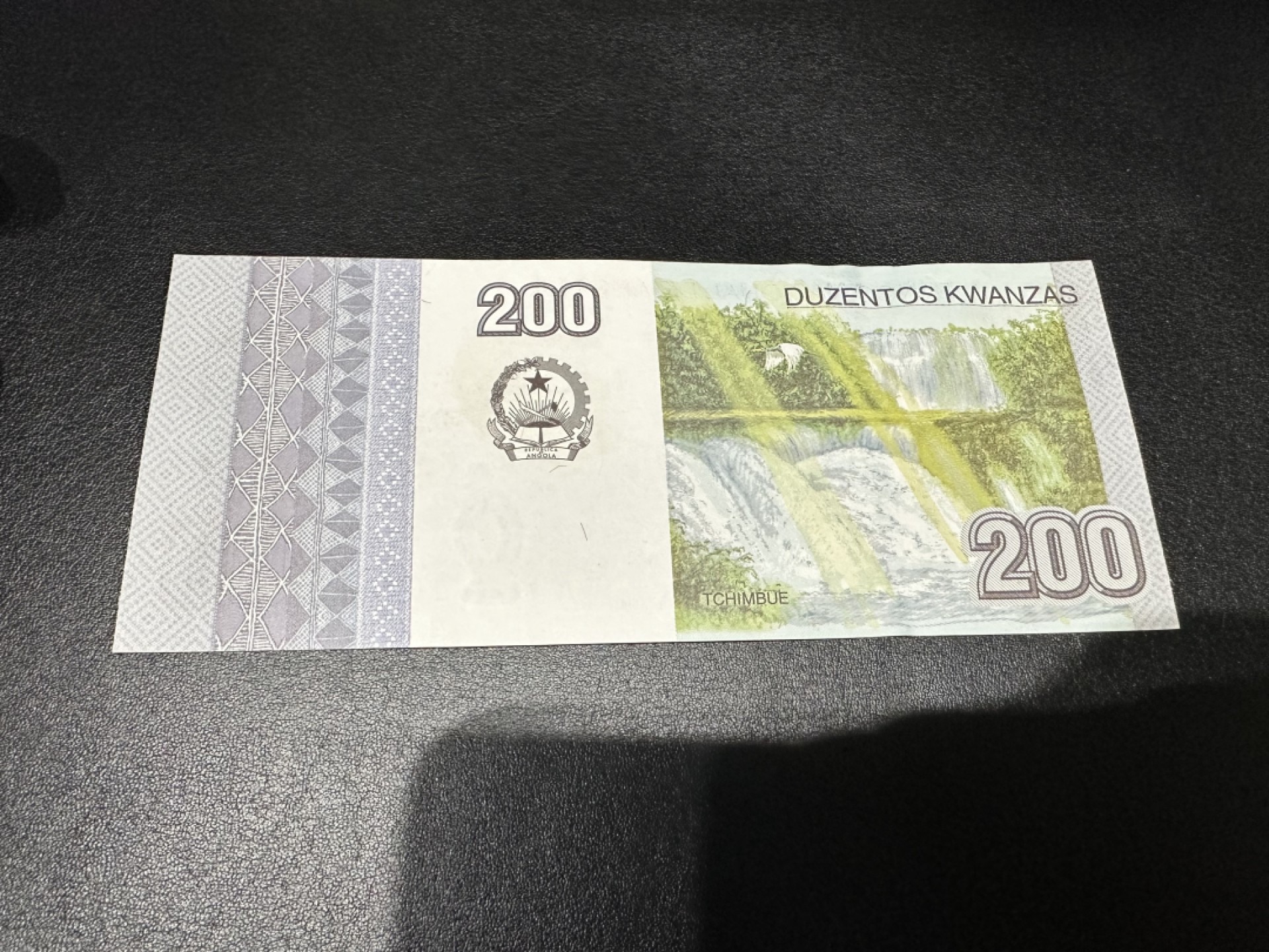 《外钞收藏家》第二百六十一期（连拍第一场） 2012年安哥拉200 全新UNC