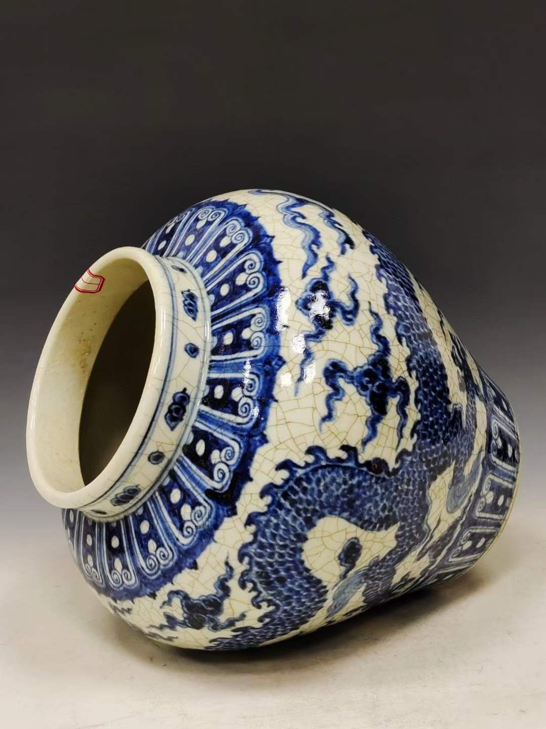 美品·款式“大明宣德年制”精工细作青花龙纹罐，开片遍布器身，器型周正，品相完好如图