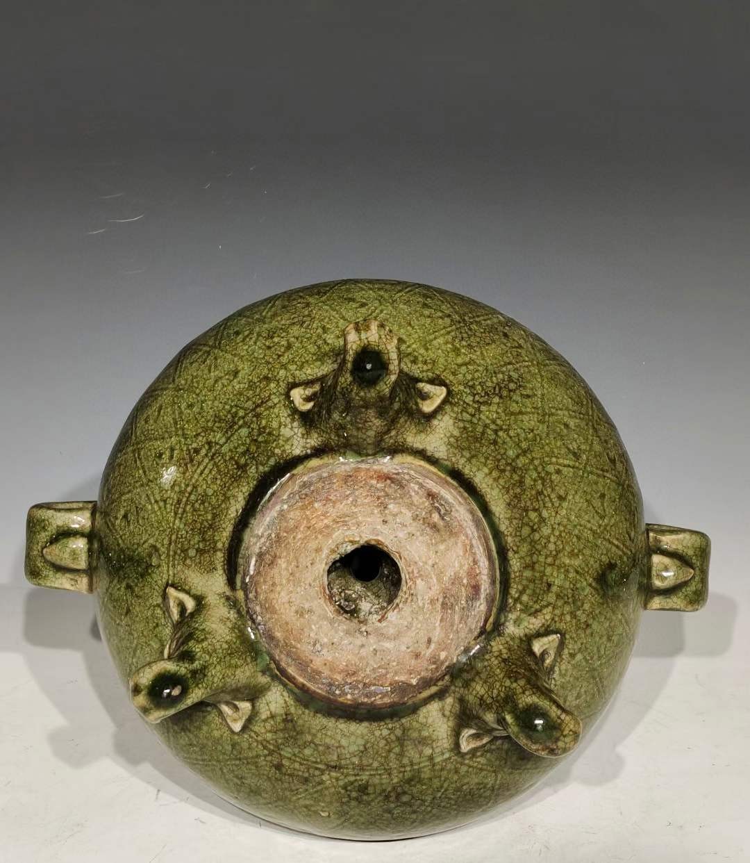 美品.精品龙泉窑青釉暗纹刻瓷八卦纹三足冲耳兽首熏香炉