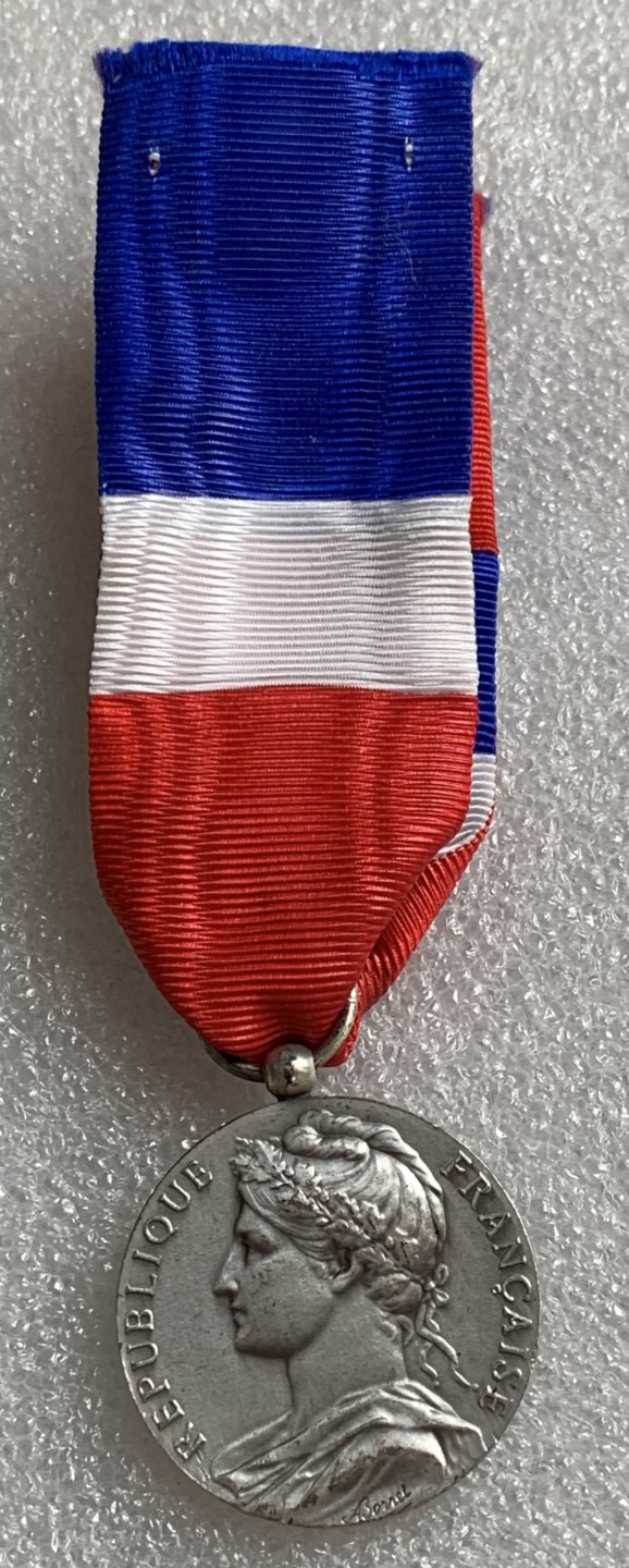 瓶子🏺第87期拍卖会 法国1975年银质劳动奖章