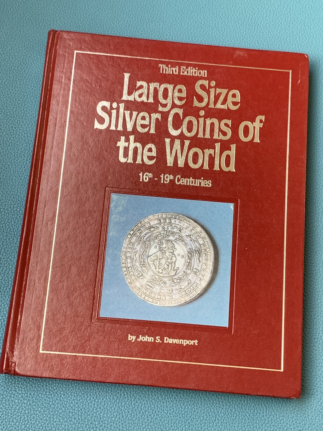 《竞宝斋》第154场-周日，周一，周四 3场 (全场包邮) 绝版书籍 达文波特 大直径银币目录 近全新，这本书更少见，国外也难寻，16世纪--19世纪，书籍为精装厚皮，纸张优良，很多稀少评级币此书均有收录，十分难得，值得收藏