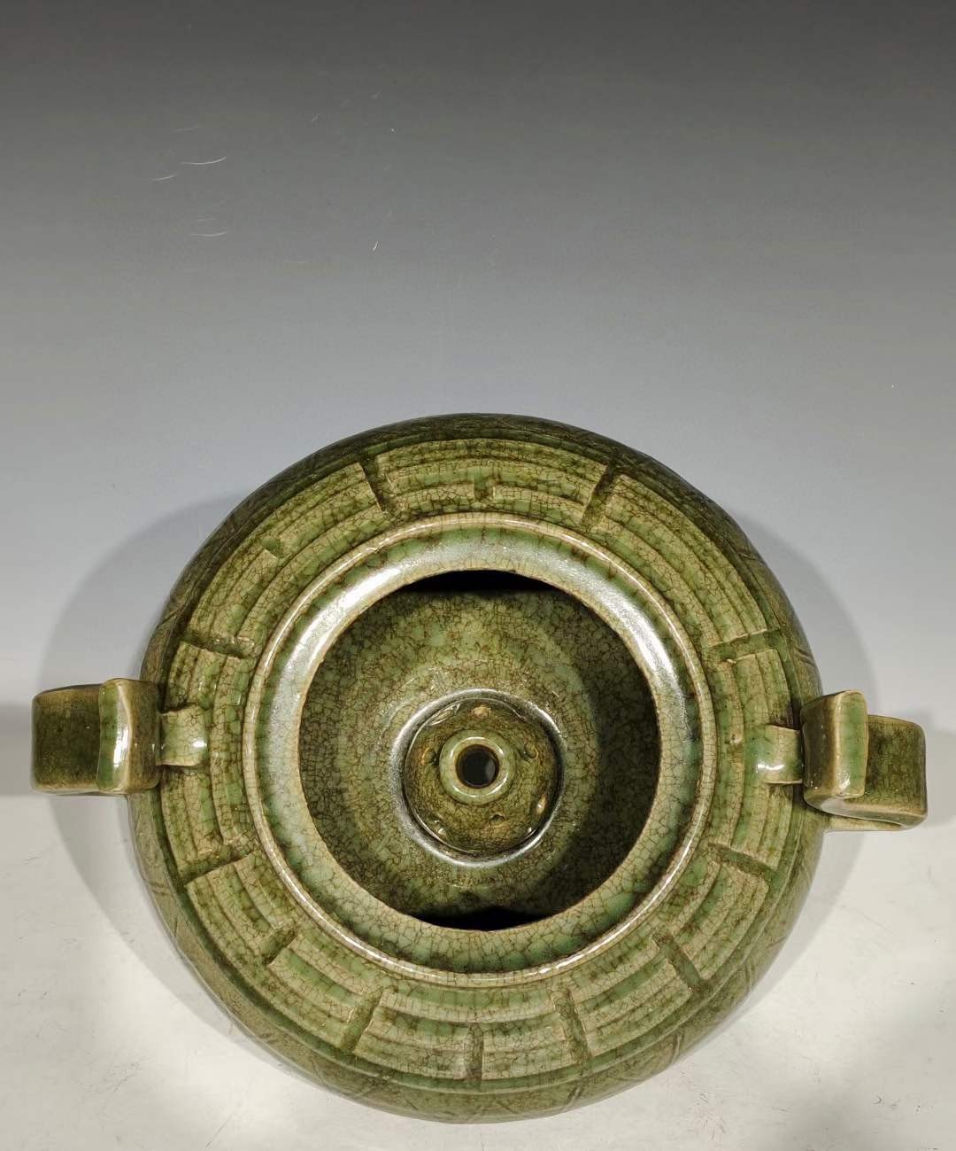 美品.精品龙泉窑青釉暗纹刻瓷八卦纹三足冲耳兽首熏香炉