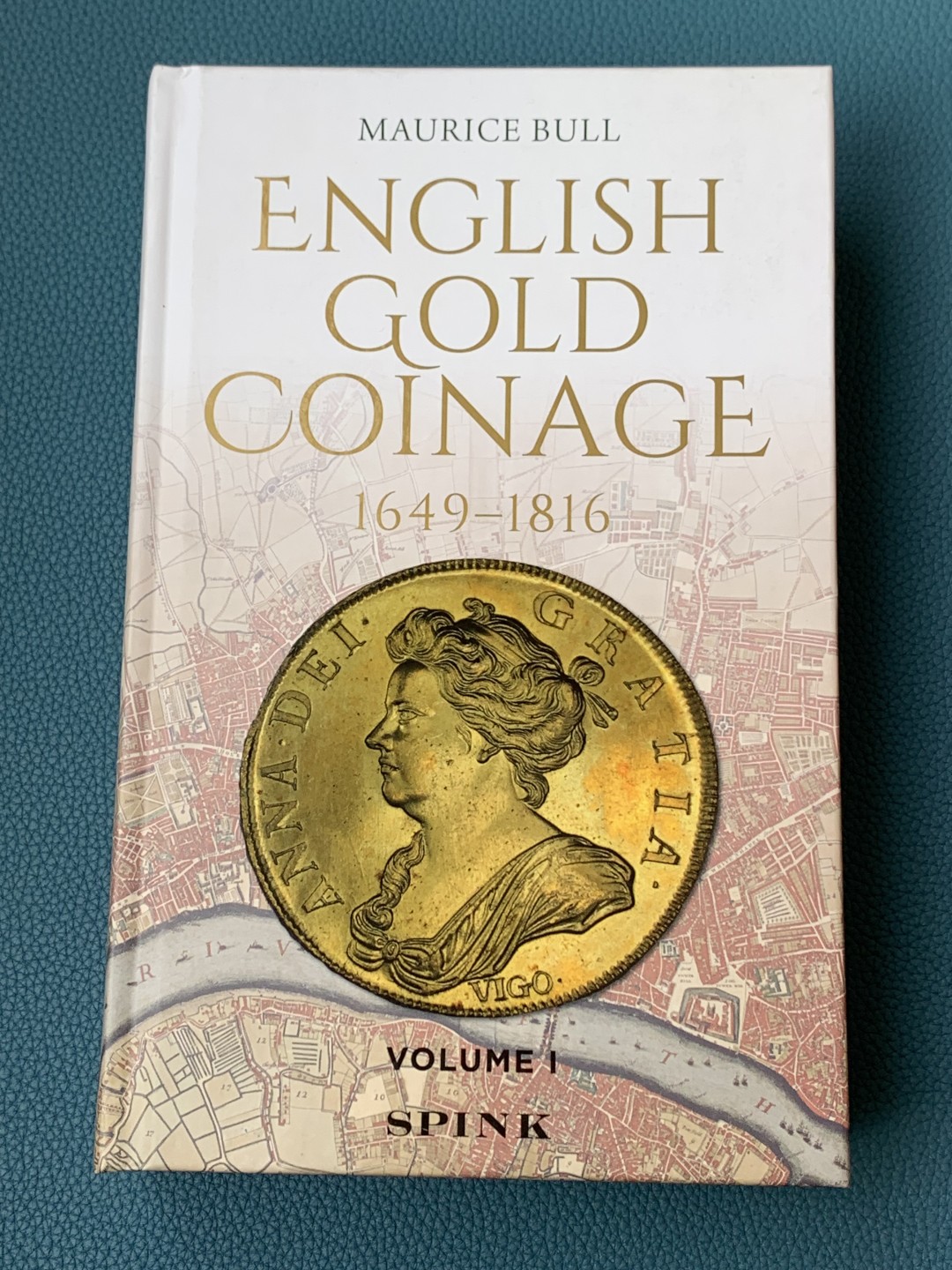 《竞宝斋》第154场-周日，周一，周四 3场 (全场包邮) Spink Book。EGC,1649-1816年英国金币参考目录图书。精装，全新完美品。216*136mm，680页，全幅彩色插图。这本全新的综合指南涵盖了每种类型的英国金币，包括许多新品种以及当前价格。EGC记录了英国金币的主要和许多次要认可的类型和模具