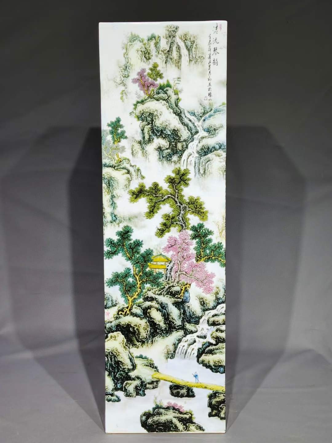 旧藏：精绘满工粉彩山水纹方形箭筒 ，器形规整，老化明显，品相完整，成色如图。