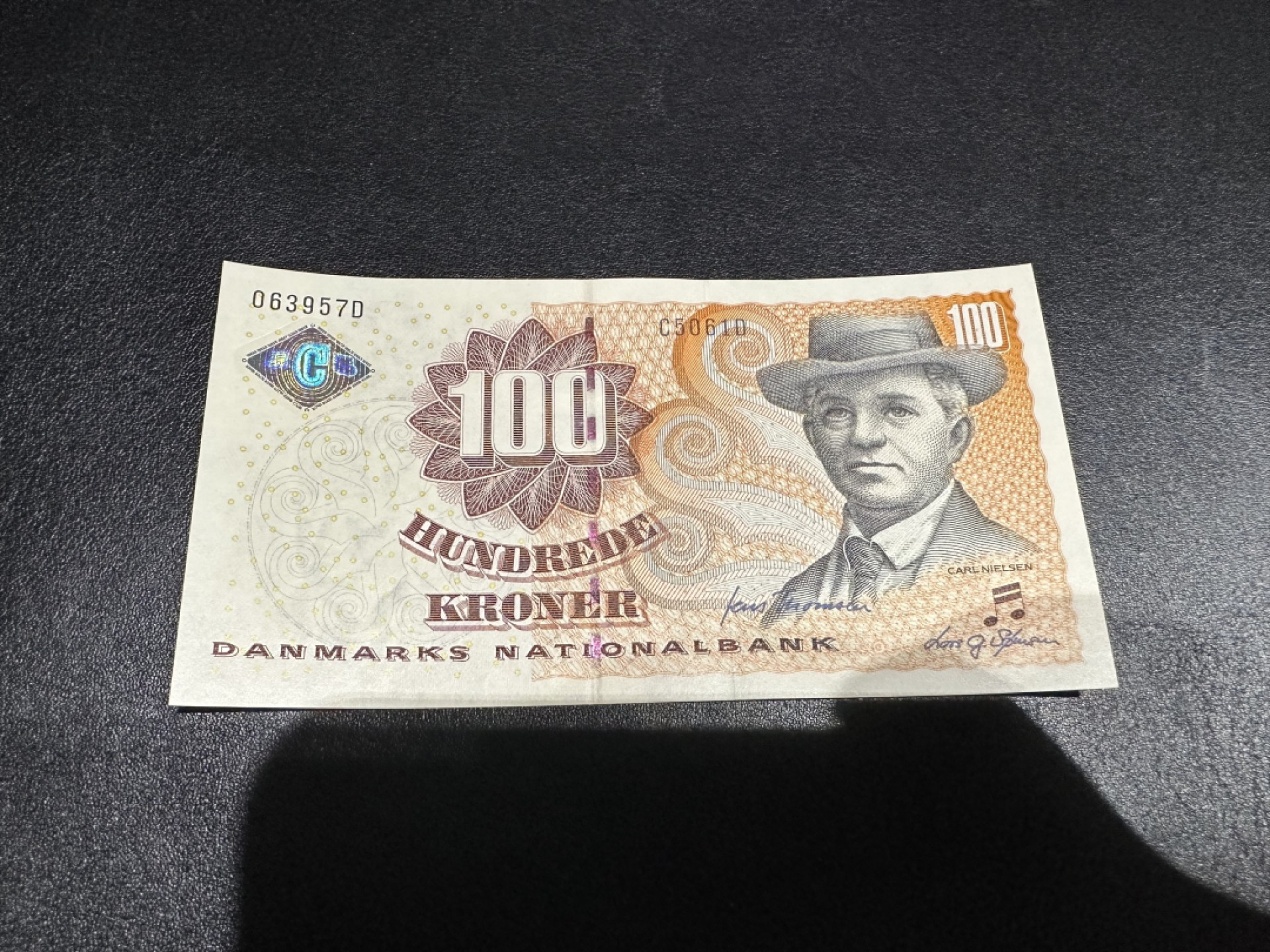 《外钞收藏家》第二百六十一期（连拍第一场） 丹麦浮雕版100克朗 全新UNC