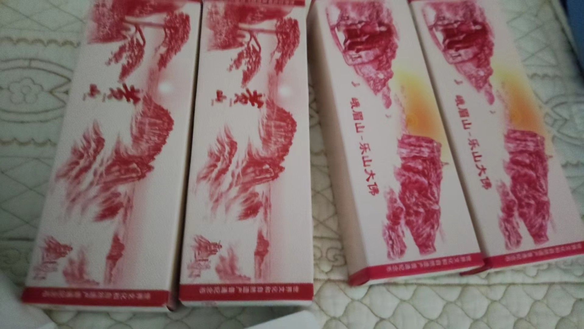 黄山峨眉山纪念币各一桶，共40枚未拆封，还有少许散币，标价是40枚两桶的价格