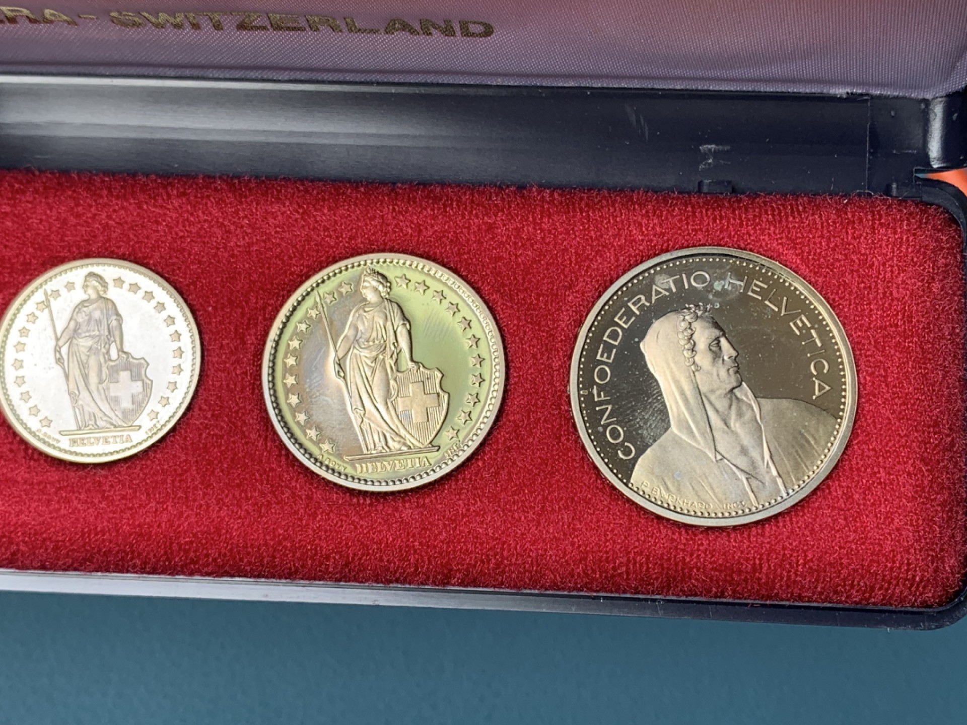 《竞宝斋》第154场-周日，周一，周四 3场 (全场包邮) 瑞士1979年 罕见长盒子包装 八枚套不同面 精制币 非常稀少