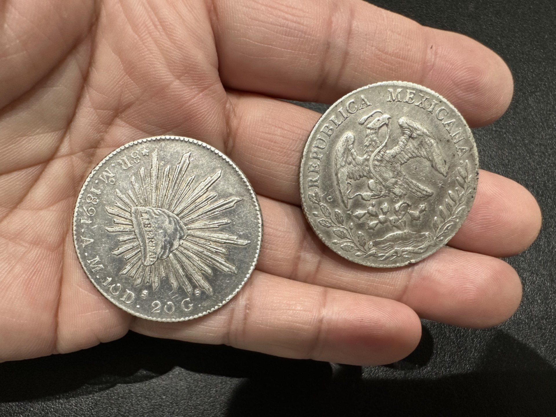 《外钞收藏家》第二百六十一期（连拍第一场） 墨西哥银元鹰洋2枚一起  品相如图