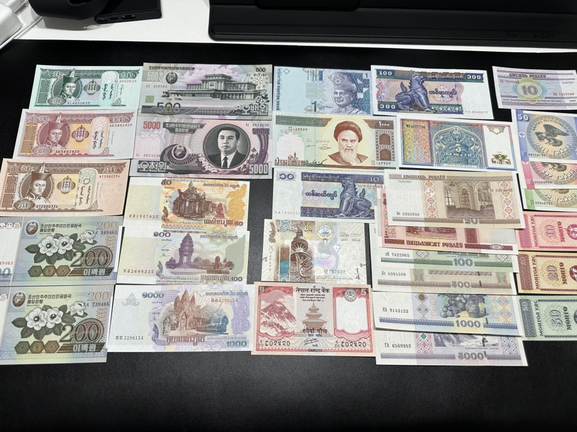 《外钞收藏家》第二百六十一期（连拍第一场） 30张精美纸币一起 全新UNC