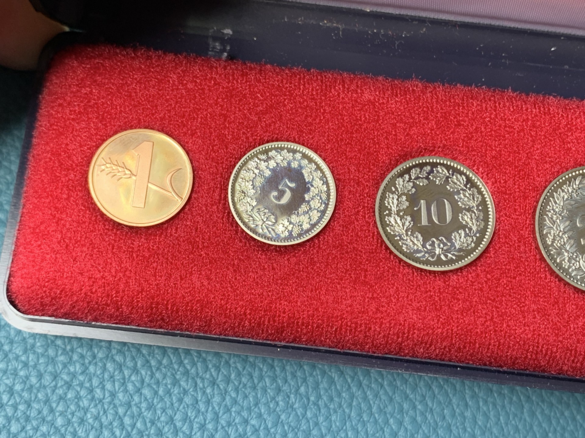 《竞宝斋》第154场-周日，周一，周四 3场 (全场包邮) 瑞士1979年 罕见长盒子包装 八枚套不同面 精制币 非常稀少