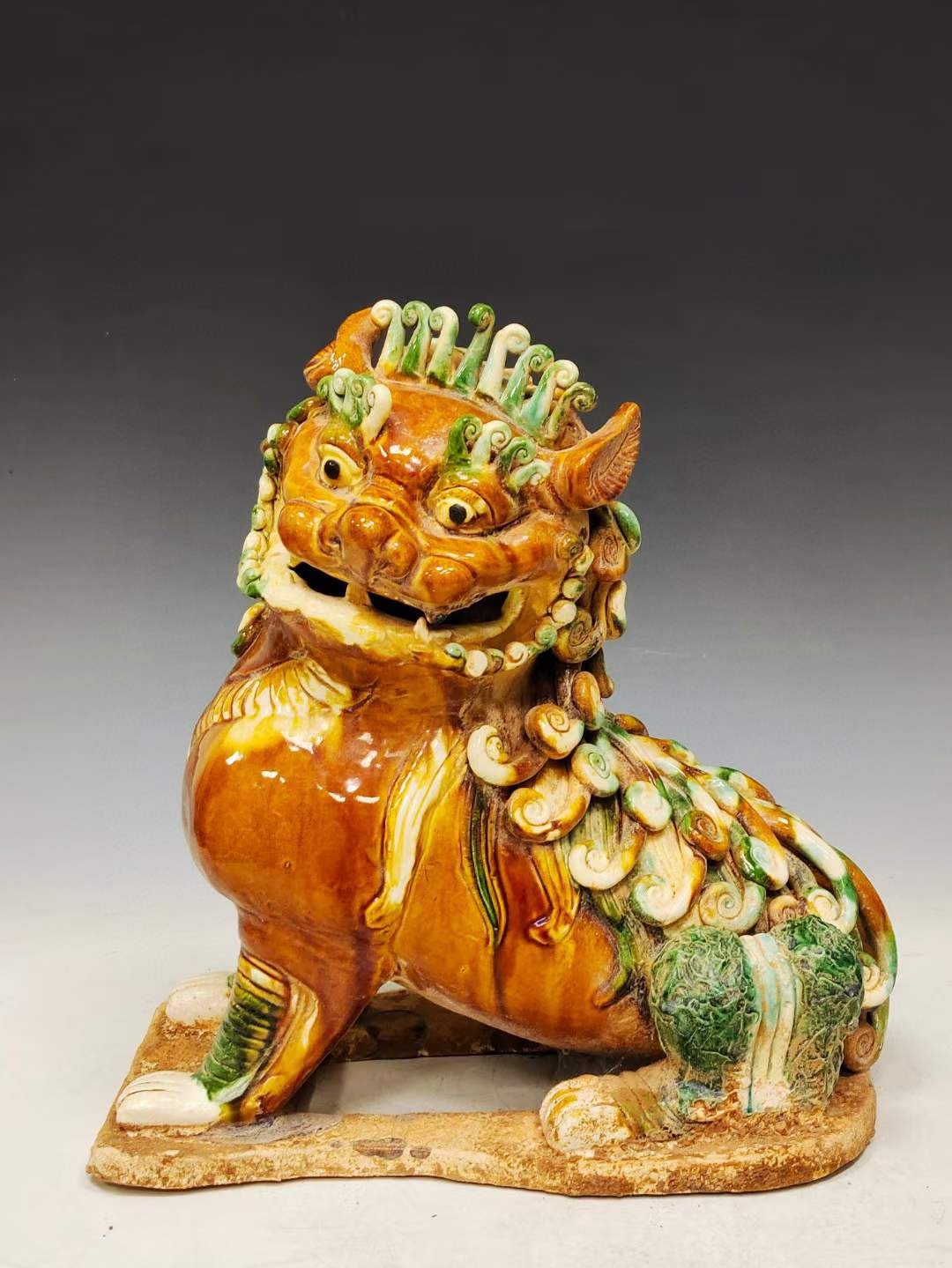 美品.精工细作满工唐三彩扭头狮子摆件，全品相，成色如图