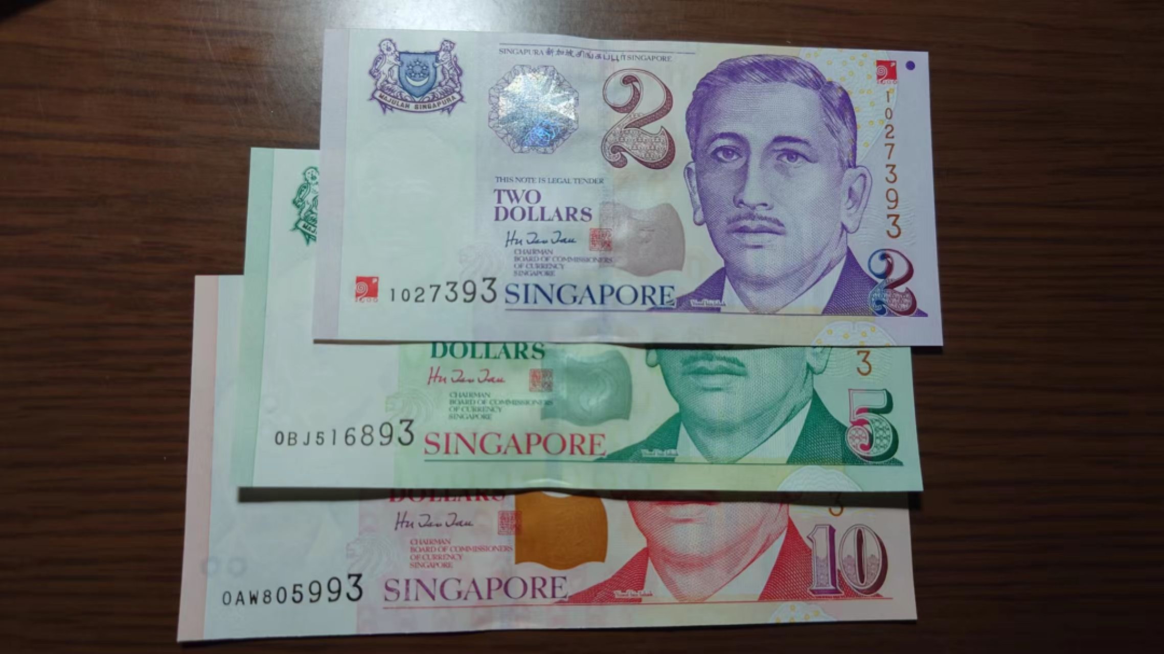 【世界钱币收藏】精选微拍第58期暨2023年第五期 新品裸钞评级币混合场 新加坡人像版纸币2+5+10元首签（胡赐道）全新绝品尾二同93 其中2元为纪念钞