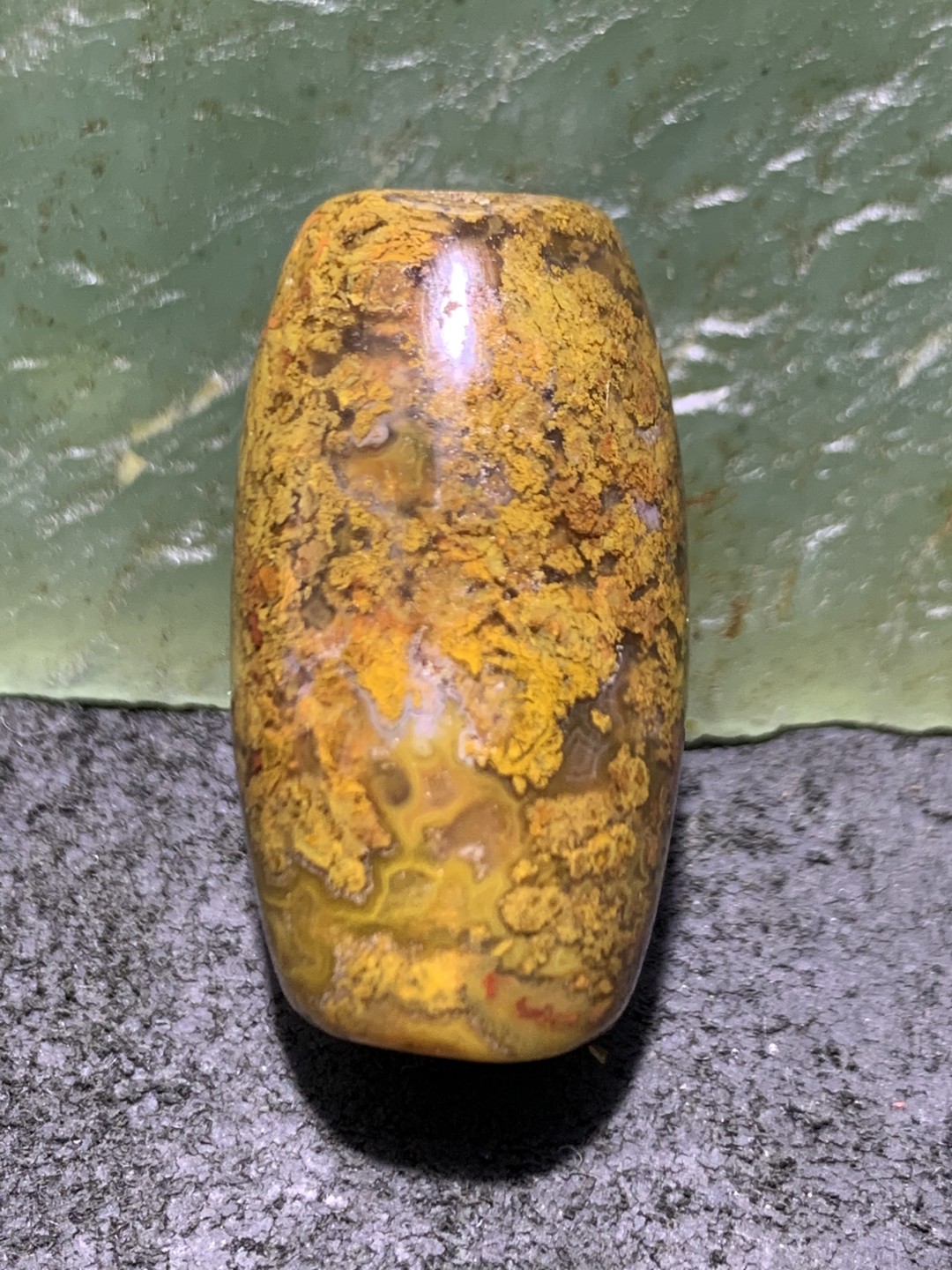 精美黄金草花纹战国红玛瑙桶珠一颗！
