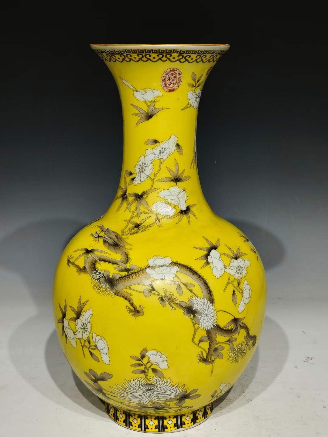 美品.款式“永庆长春”大雅斋慈禧太后专用瓷粉彩龙纹掸瓶 美品.款式“永庆长春”大雅斋慈禧太后专用瓷粉彩龙纹掸瓶