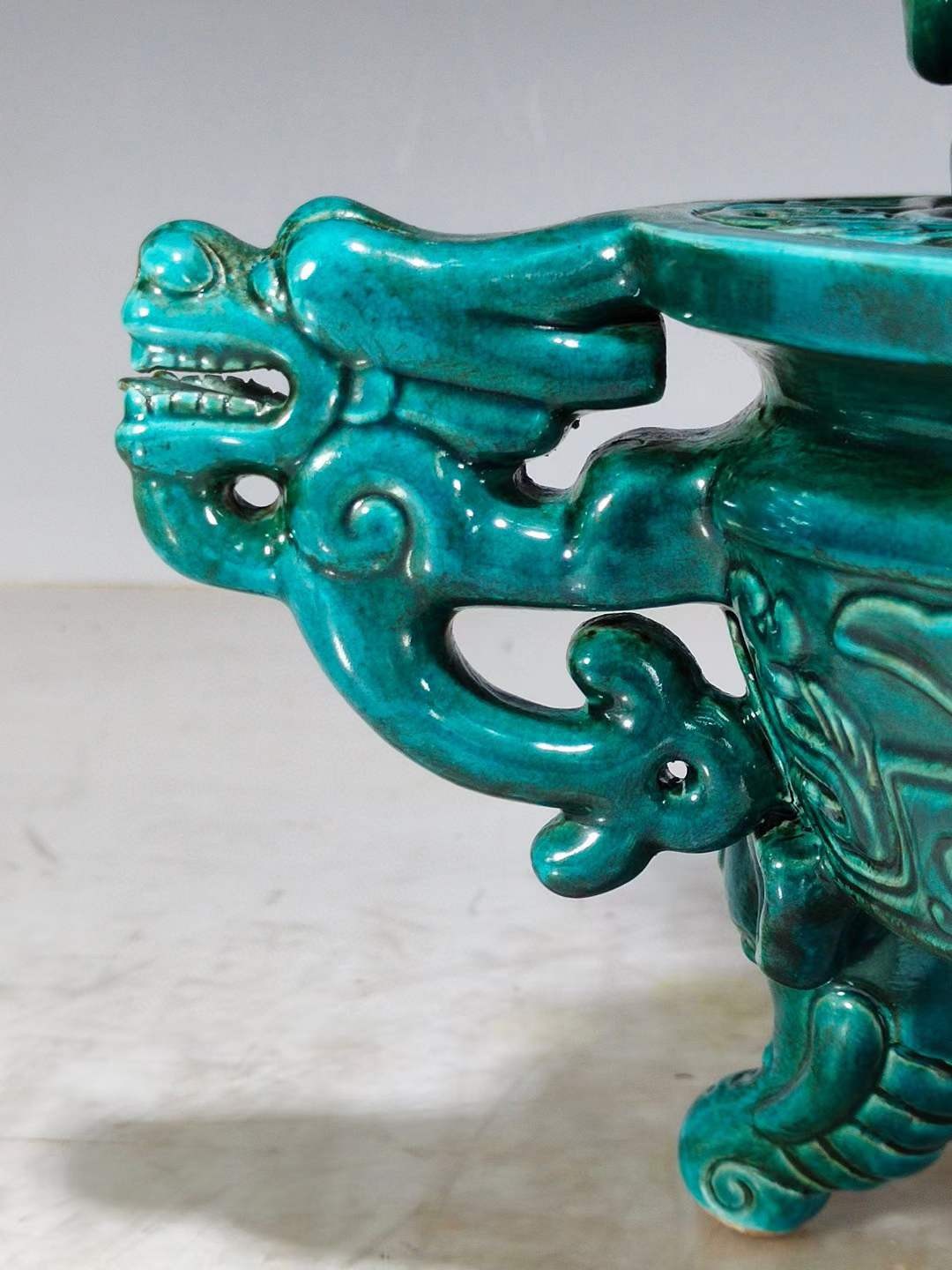 大清乾隆年制·精工细作满工绿釉暗饰刻瓷两体熏香炉。 - 亚太艺术品