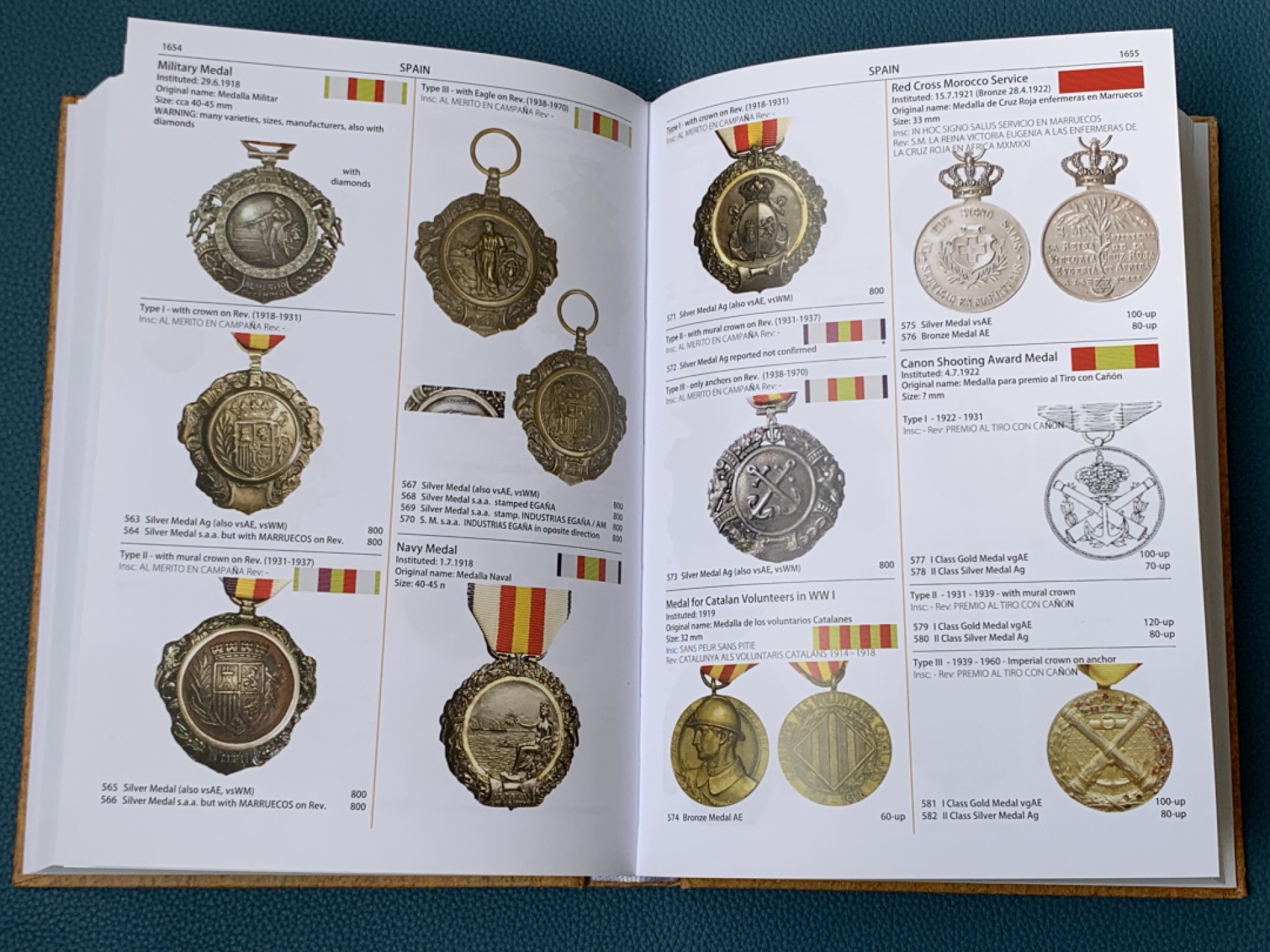 《竞宝斋》第154场-周日，周一，周四 3场 (全场包邮) 世界奖章军功章纪念章目录大全 共四册 按字母区分国家 彩色 附带市场价 只有这一套 卖完就没了