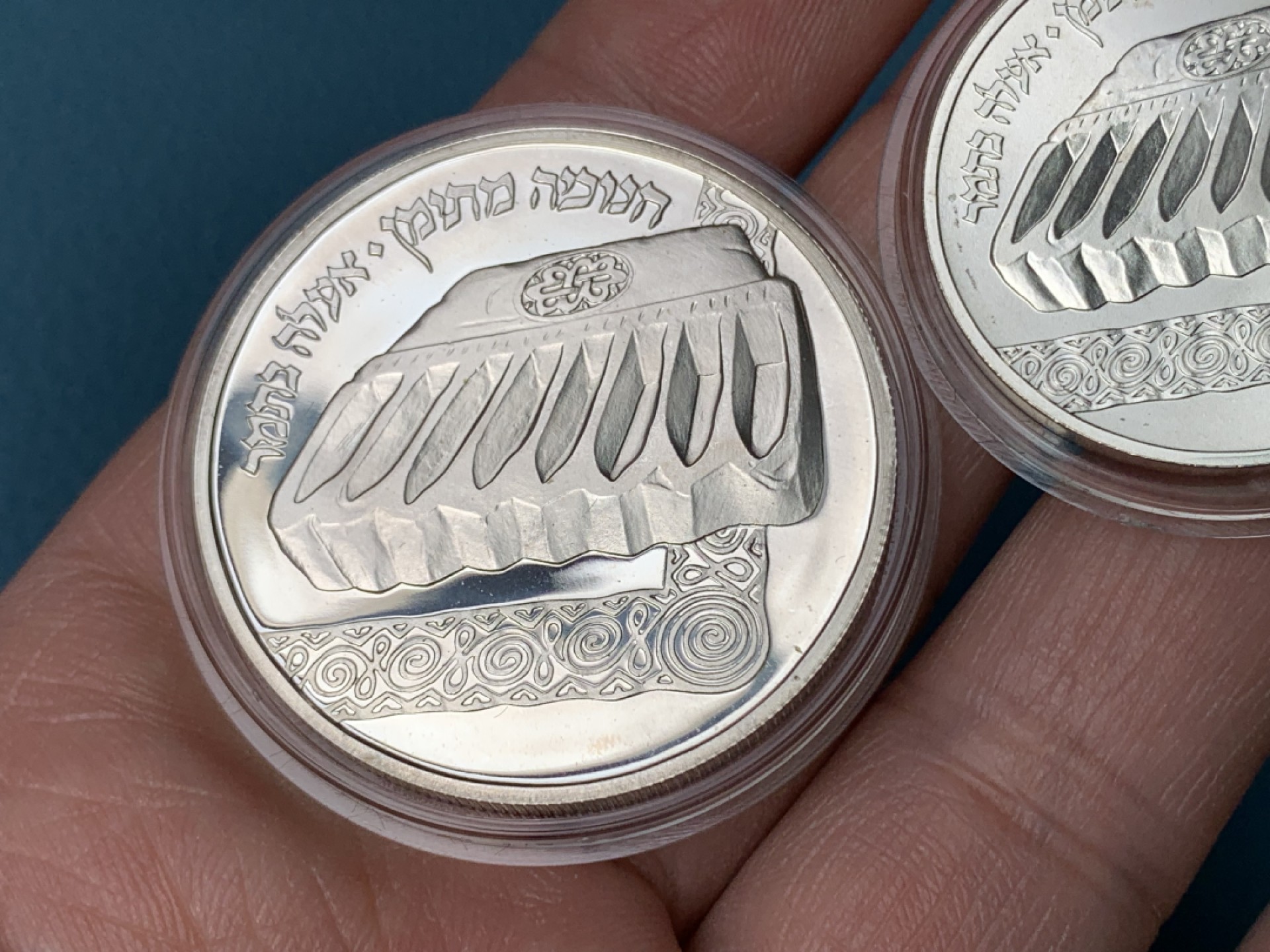 《竞宝斋》第154场-周日，周一，周四 3场 (全场包邮) 以色列1982年 光明节纪念 1和2新谢尔克银币 精制 一对 原盒带证书的少见