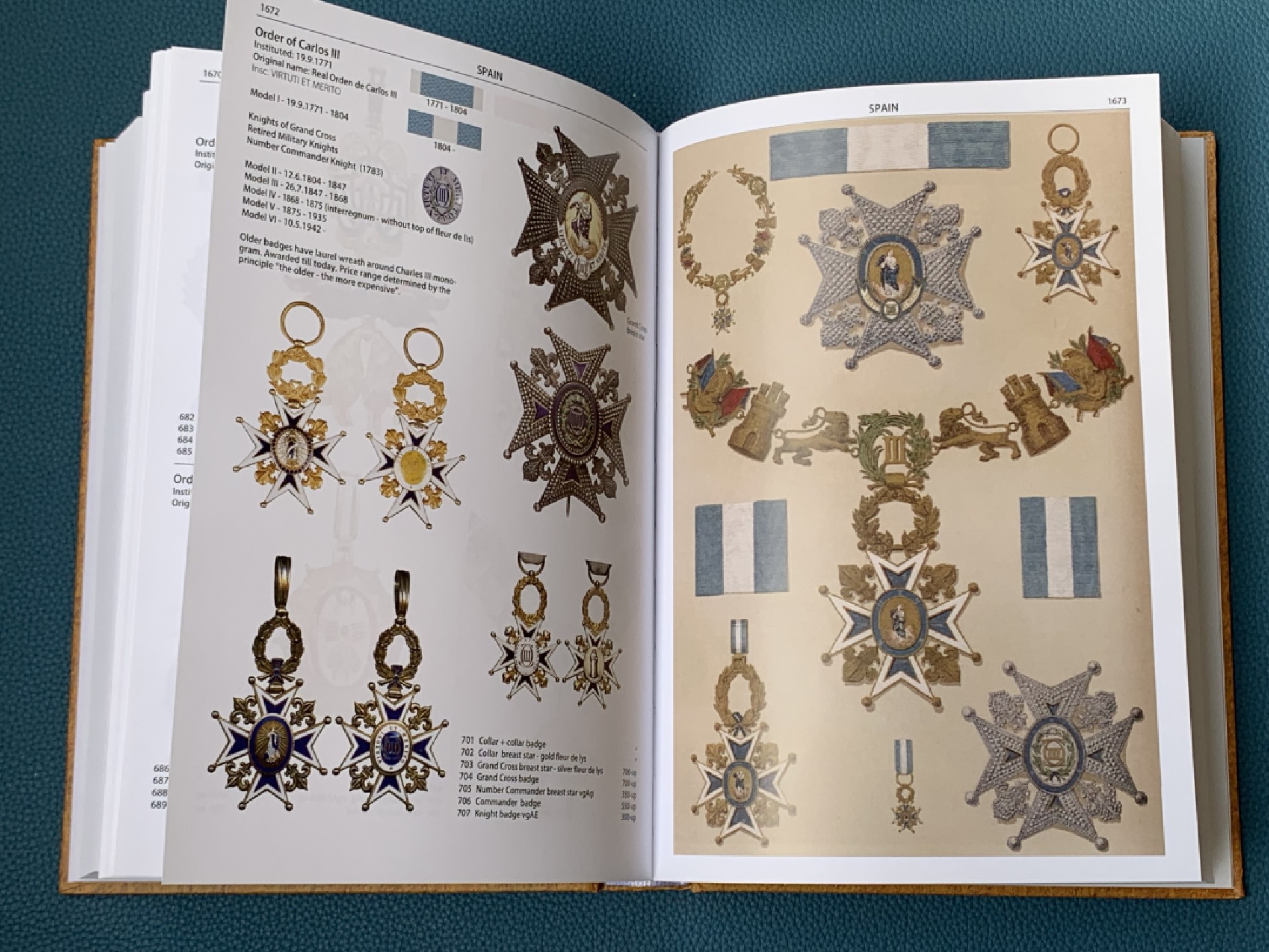 《竞宝斋》第154场-周日，周一，周四 3场 (全场包邮) 世界奖章军功章纪念章目录大全 共四册 按字母区分国家 彩色 附带市场价 只有这一套 卖完就没了