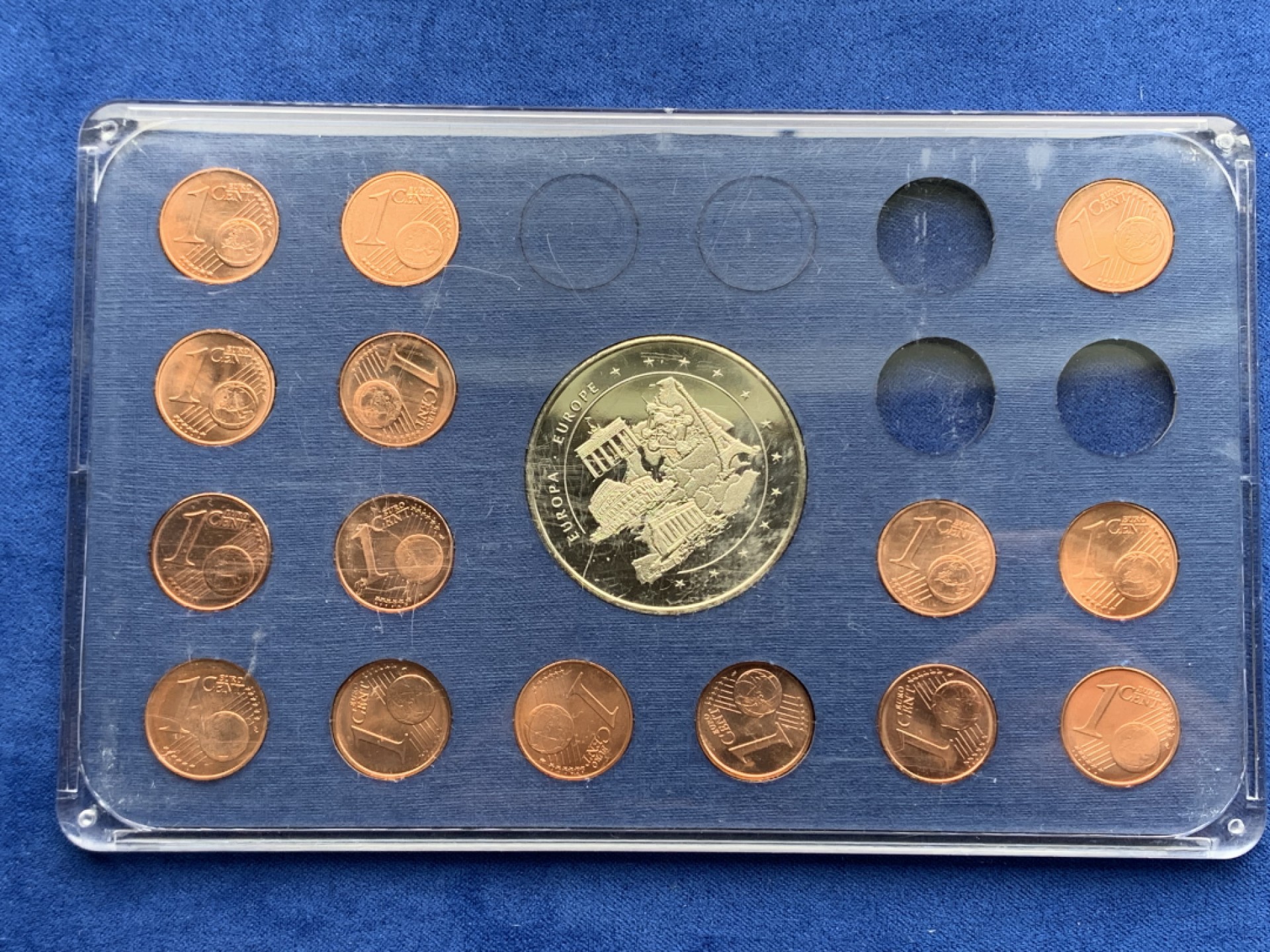 《竞宝斋》第154场-周日，周一，周四 3场 (全场包邮) 欧洲不同国家欧元一分硬币 十五枚一组 带彩色章一枚