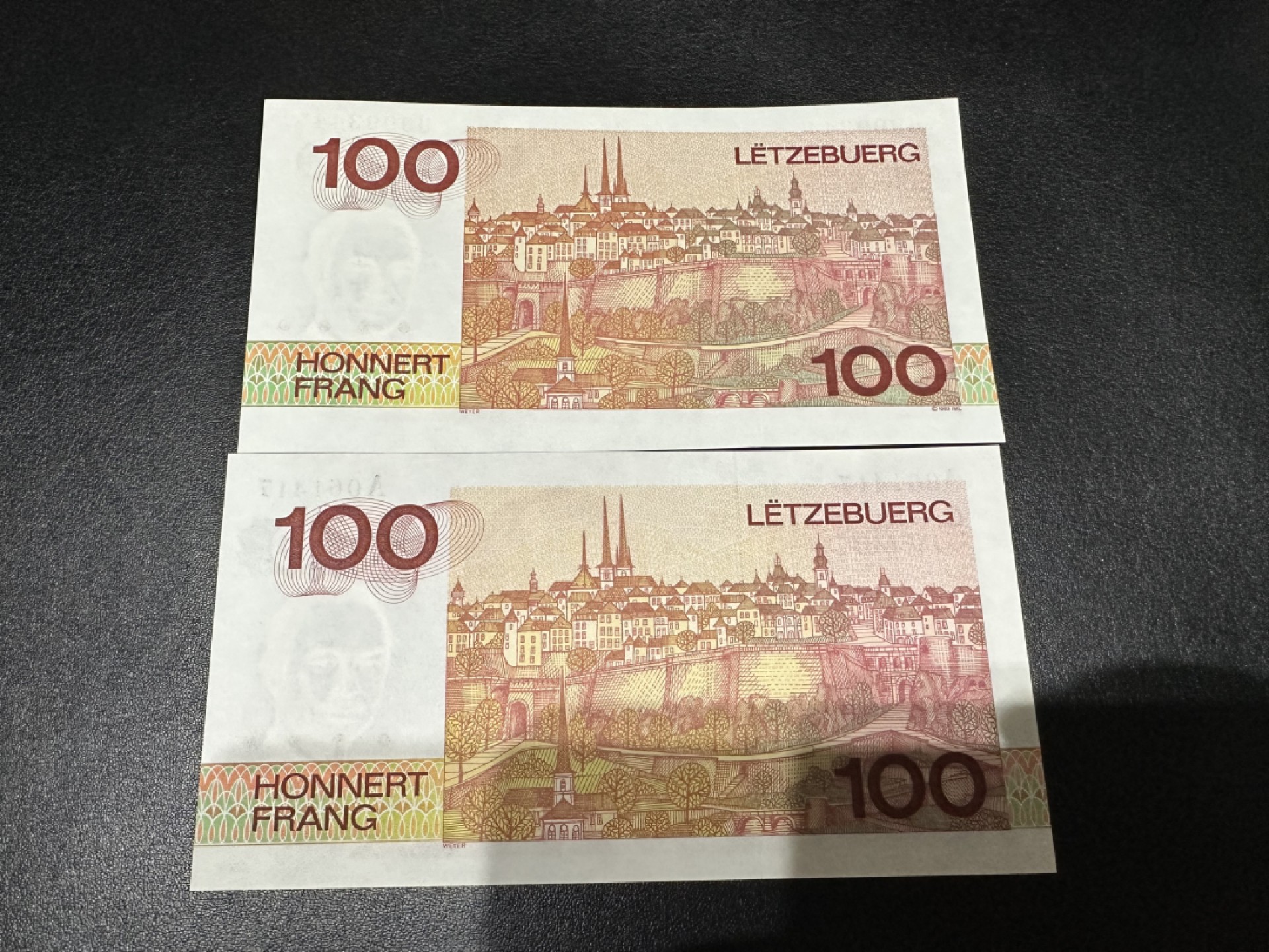 《外钞收藏家》第二百六十二期（连拍第二场） 卢森堡100法郎 两张一起 全新UNC