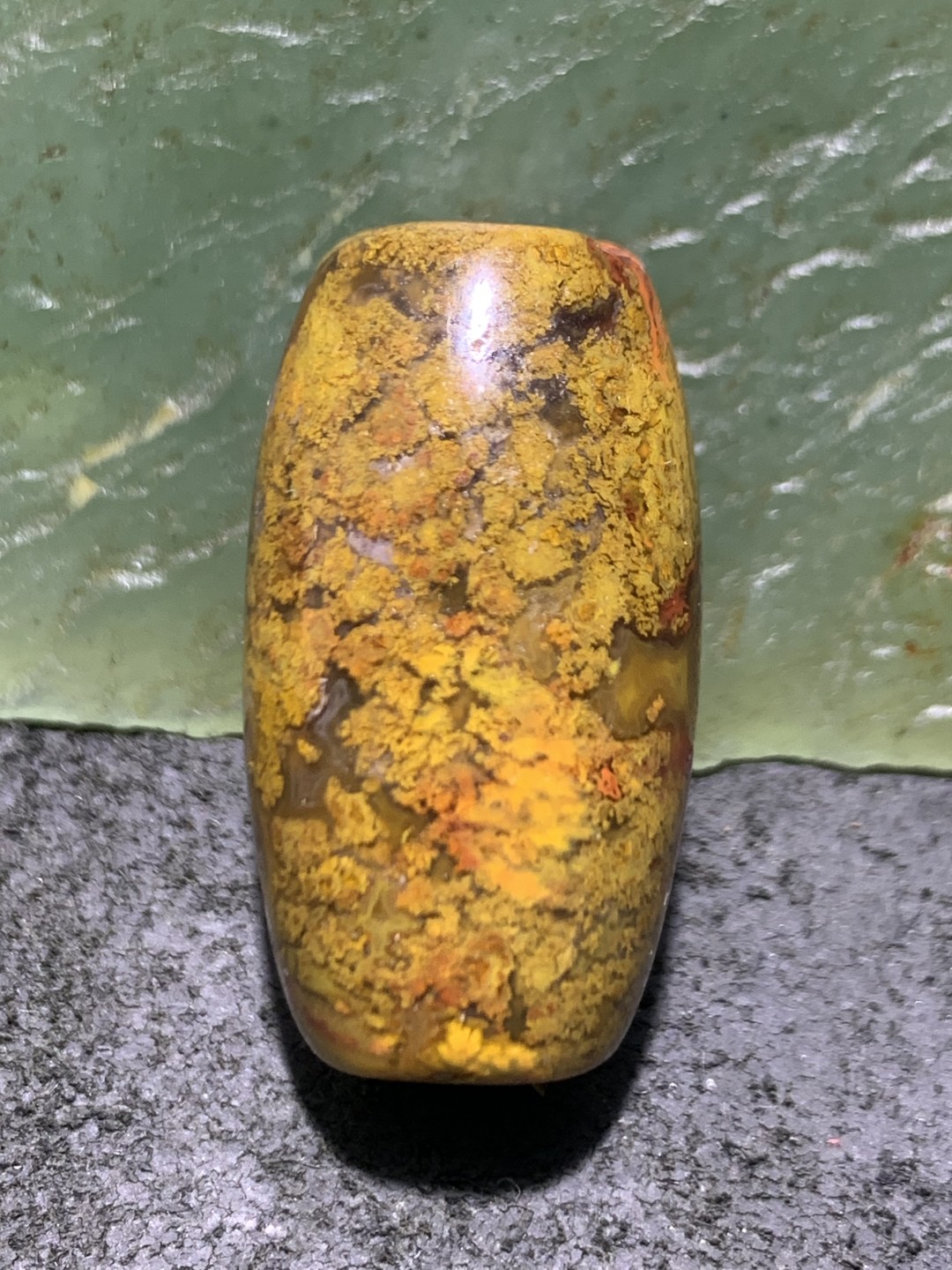 精美黄金草花纹战国红玛瑙桶珠一颗！