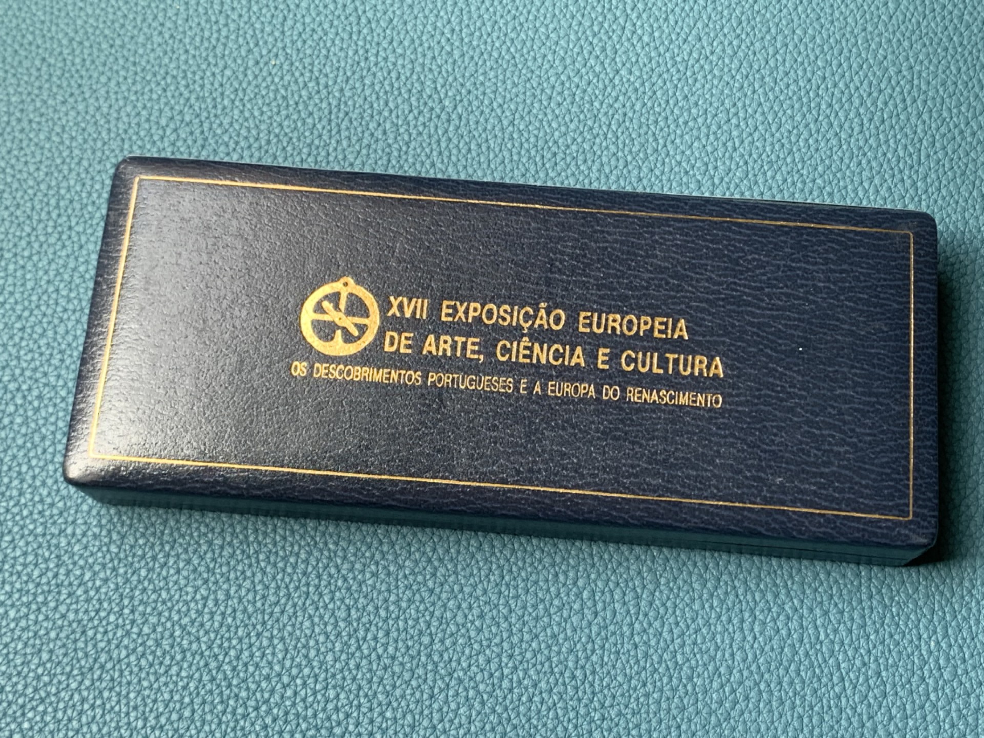 《竞宝斋》第154场-周日，周一，周四 3场 (全场包邮) 葡萄牙1983年 世博会纪念 500/750/1000埃斯库多精制银币 普制多见 这个原盒的精制就罕见了