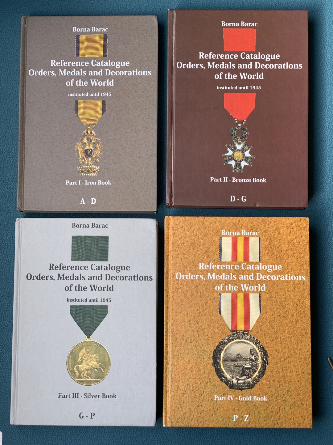 《竞宝斋》第154场-周日，周一，周四 3场 (全场包邮) 世界奖章军功章纪念章目录大全 共四册 按字母区分国家 彩色 附带市场价 只有这一套 卖完就没了