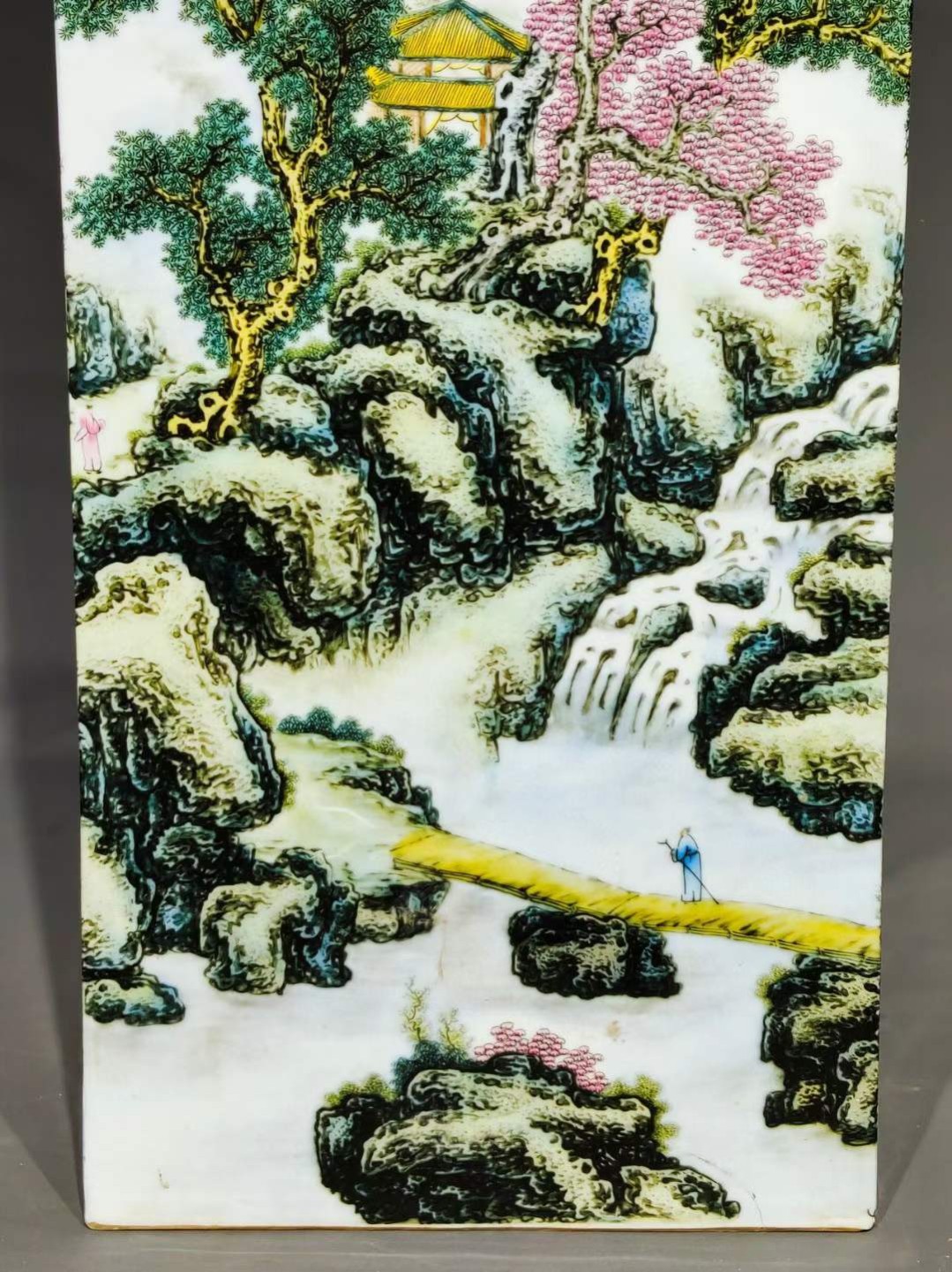 旧藏：精绘满工粉彩山水纹方形箭筒 ，器形规整，老化明显，品相完整，成色如图。
