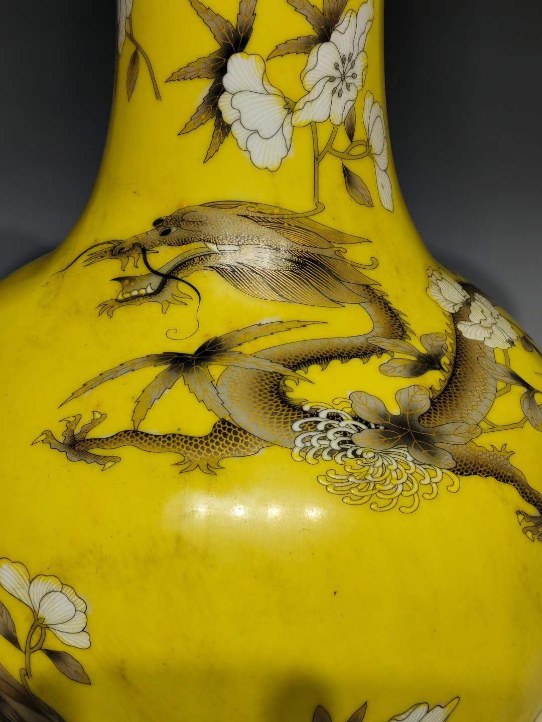 美品.款式“永庆长春”大雅斋慈禧太后专用瓷粉彩龙纹掸瓶 美品.款式“永庆长春”大雅斋慈禧太后专用瓷粉彩龙纹掸瓶