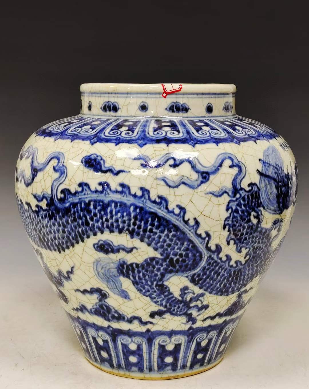 美品·款式“大明宣德年制”精工细作青花龙纹罐，开片遍布器身，器型周正，品相完好如图