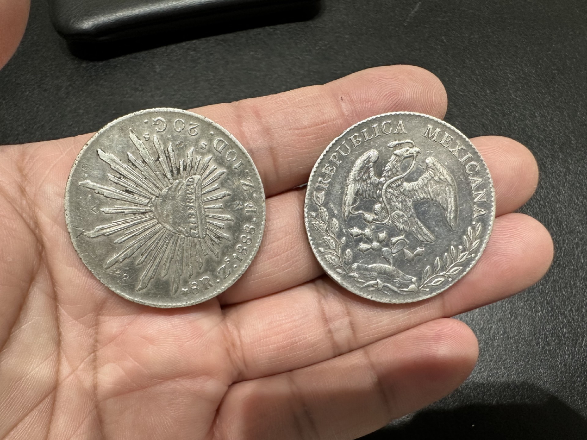 《外钞收藏家》第二百六十一期（连拍第一场） 墨西哥银元鹰洋2枚一起  品相如图