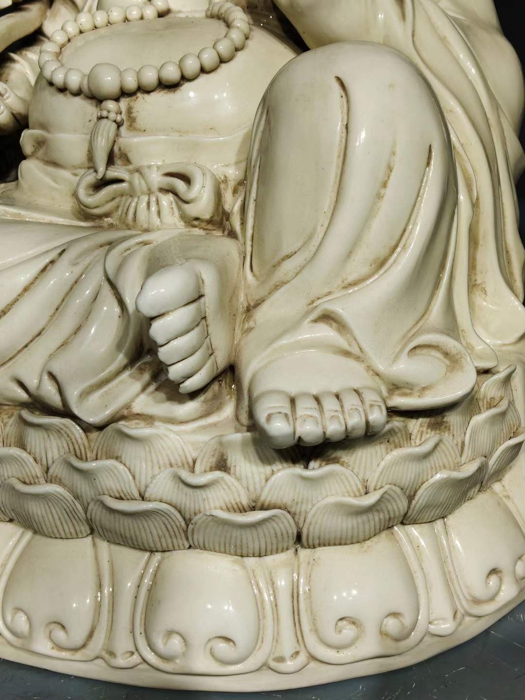 彌勒佛 陶瓷 德化窯 時代物 中國古玩 古美術 何朝宗印在銘 彌勒佛 陶瓷 德化窯 時代物 中國古玩 古美術 何朝宗印在銘
