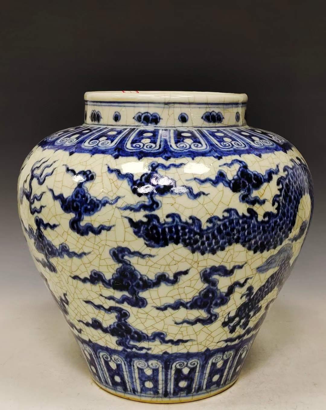 美品·款式“大明宣德年制”精工细作青花龙纹罐，开片遍布器身，器型周正，品相完好如图