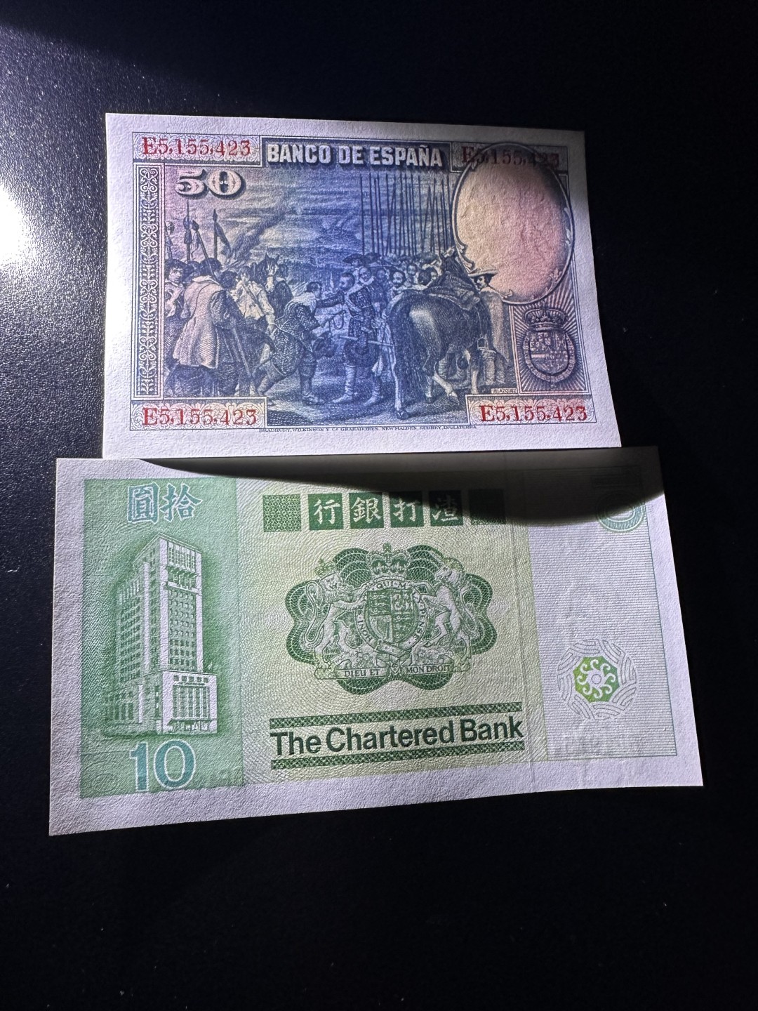 《外钞收藏家》第二百六十二期（连拍第二场） 1928年西班牙50+1981年渣打银行10元 两张一起 全新UNC