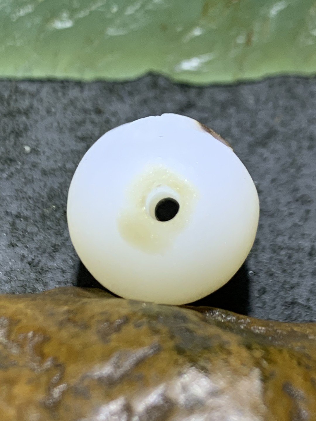 精美亚光高玉化海洋玉髓手工俏色巧雕喜上眉梢桶珠一个
