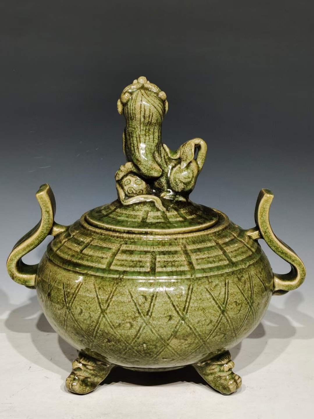 美品.精品龙泉窑青釉暗纹刻瓷八卦纹三足冲耳兽首熏香炉- 亚太艺术品
