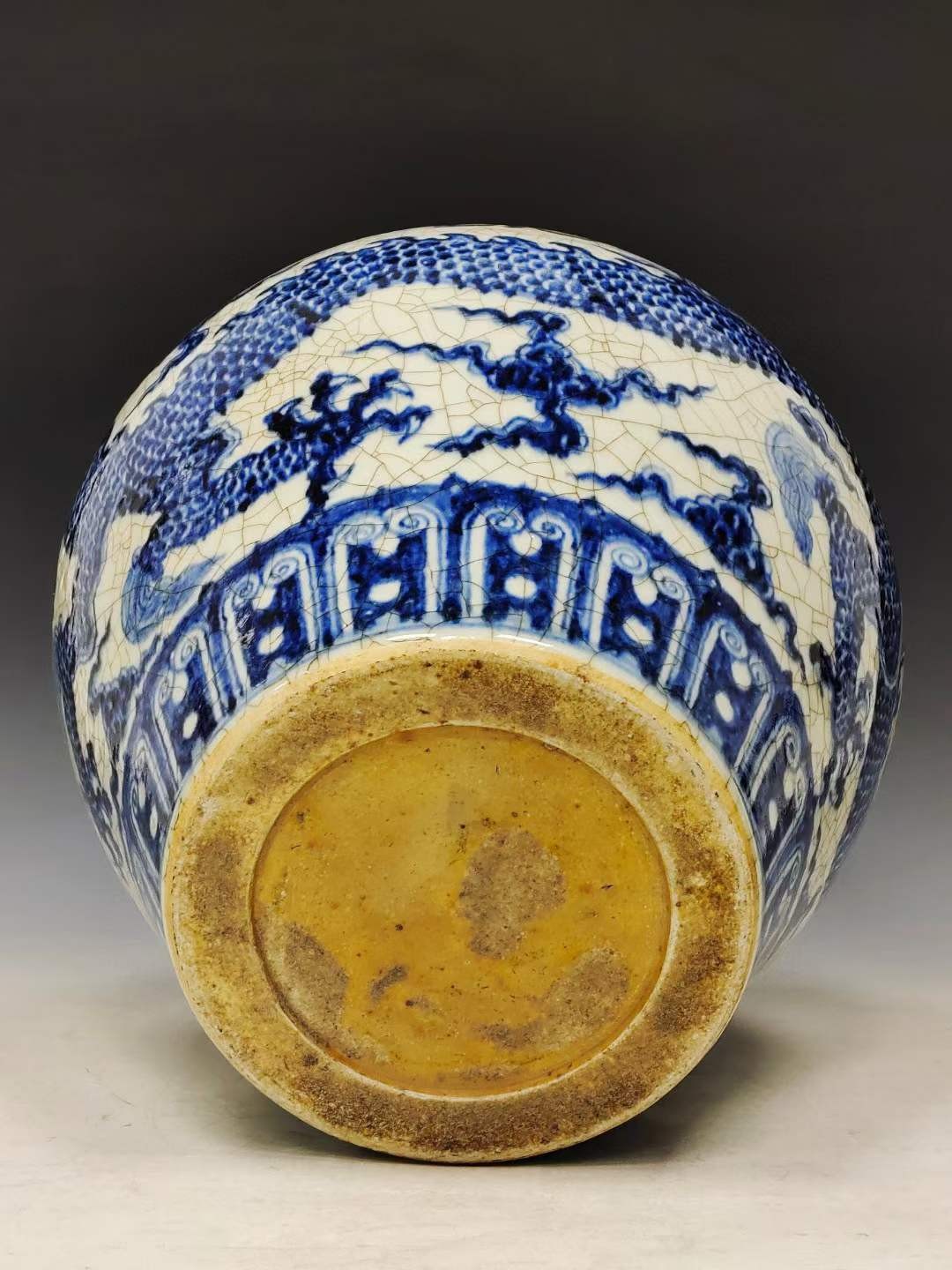 美品·款式“大明宣德年制”精工细作青花龙纹罐，开片遍布器身，器型周正，品相完好如图