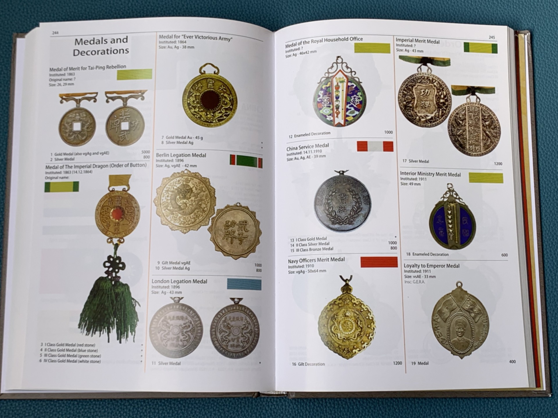 《竞宝斋》第154场-周日，周一，周四 3场 (全场包邮) 世界奖章军功章纪念章目录大全 共四册 按字母区分国家 彩色 附带市场价 只有这一套 卖完就没了