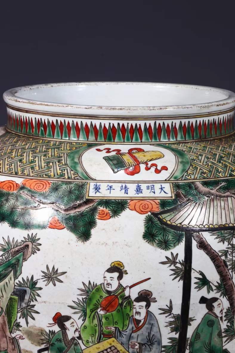 美品·款识“大明嘉靖年制”精工细作满工五彩通景人物故事纹罐。