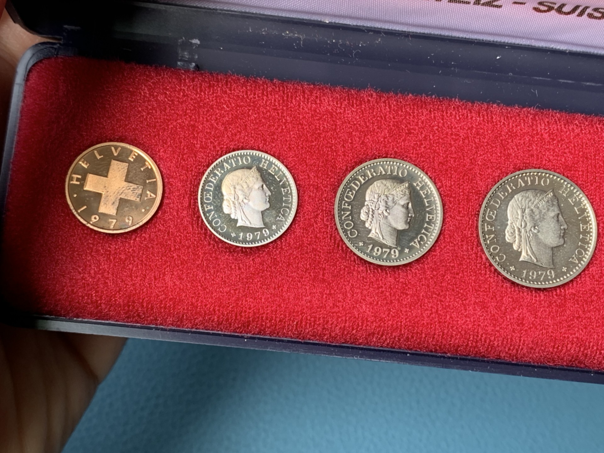 《竞宝斋》第154场-周日，周一，周四 3场 (全场包邮) 瑞士1979年 罕见长盒子包装 八枚套不同面 精制币 非常稀少