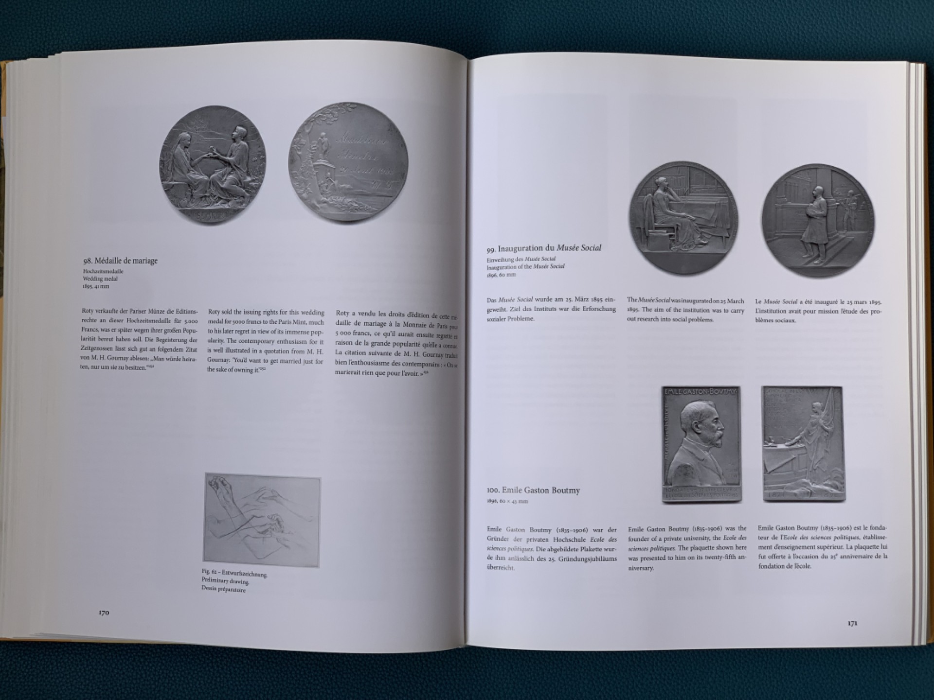 《竞宝斋》第154场-周日，周一，周四 3场 (全场包邮) 马耶尔法国章牌标准目录 ，415页纸张精良，书重5斤多，画面精美。法系麦朵尔章牌必备书籍，几乎涵盖所有法系章牌的介绍