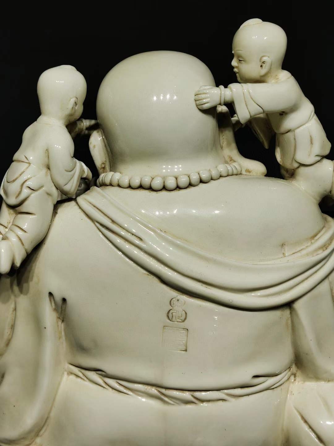 彌勒佛 陶瓷 德化窯 時代物 中國古玩 古美術 何朝宗印在銘 彌勒佛 陶瓷 德化窯 時代物 中國古玩 古美術 何朝宗印在銘