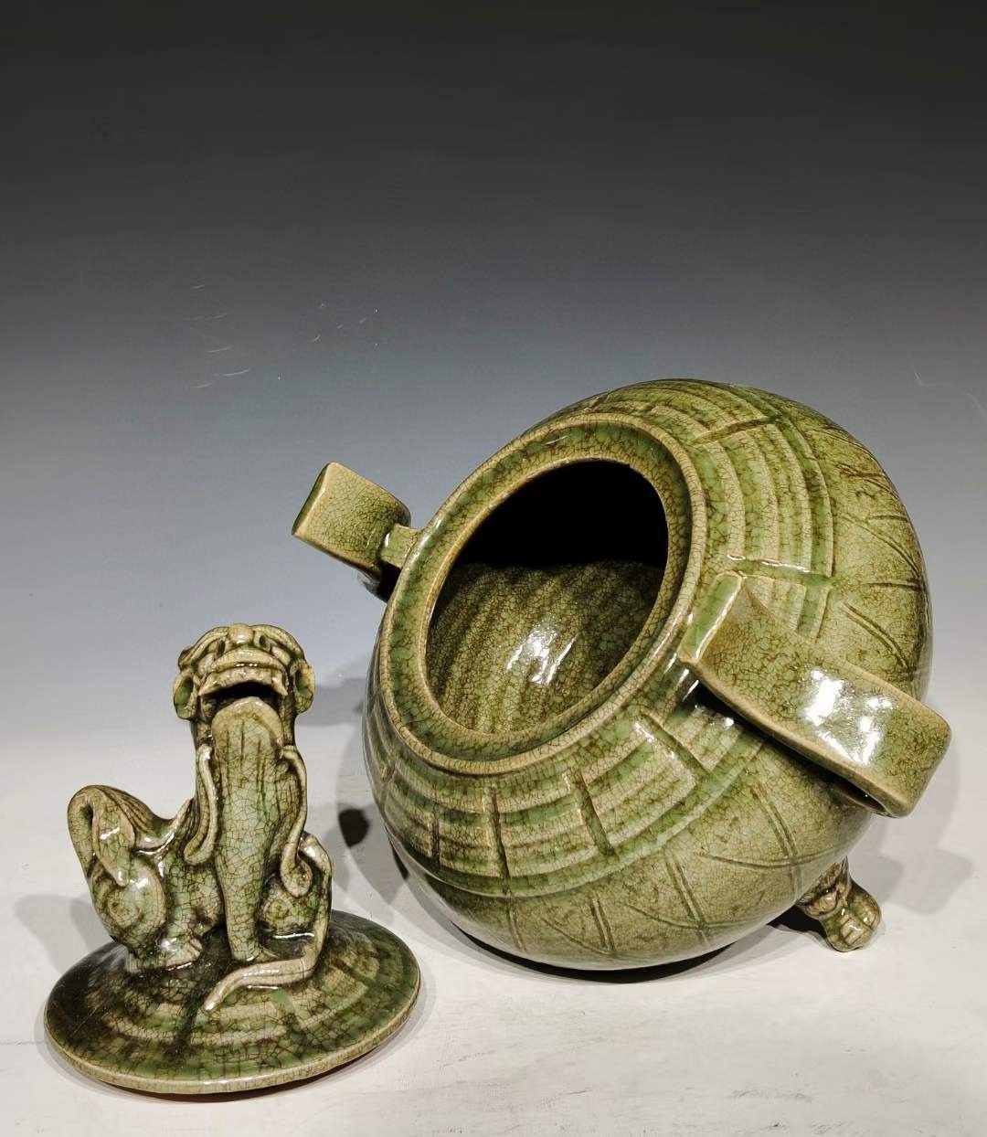 美品.精品龙泉窑青釉暗纹刻瓷八卦纹三足冲耳兽首熏香炉- 亚太艺术品